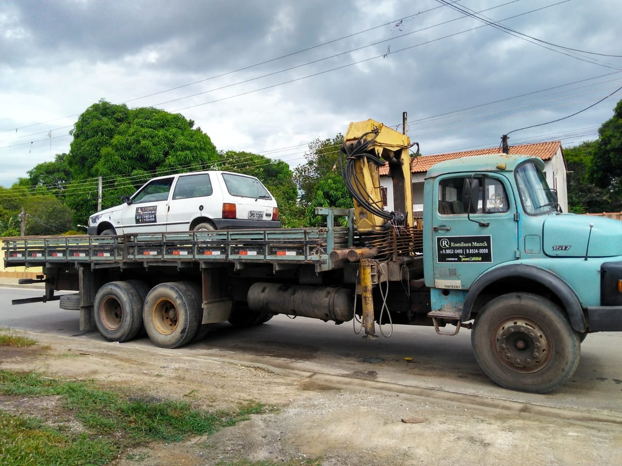 Foto de caminhão Munck operando